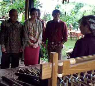 Menkop Kunjungi Saung Angklung Udjo