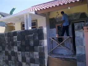 Dua Rumah Arafat yang Sederhana dan Mewah