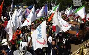 Diguyur Hujan Deras, Pendemo Berteduh, Lalin Mulai Lancar