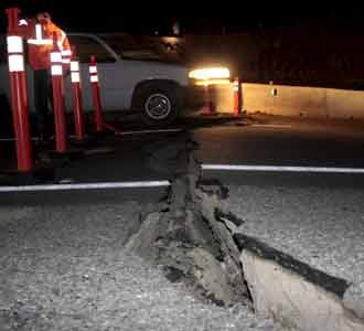 Jalan Terbelah Digoyang Gempa
