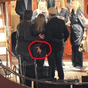 Sentuh Bokong Jennifer Aniston, Gerard Butler Ngaku Nakal 