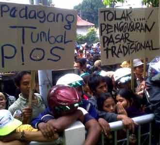 Pedagang Pasar Keputran Berdemo