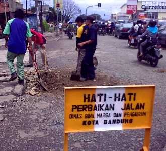 Lubang di Jalan Kiaracondong Ditambal