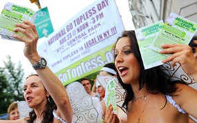 Protes Ingin Bertelanjang Dada Seperti Pria, Belasan Wanita Topless