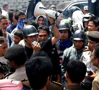 Demo Tuntut Bupati Tana Toraja Ditahan