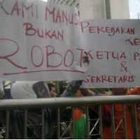 Tuntut PJBS, Buruh Gelar Aksi di DPRD Surabaya