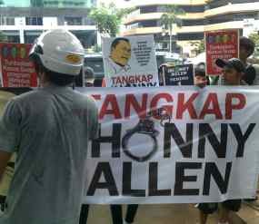 Pendemo Desak KPK Segera Tangkap Jhonny Allen