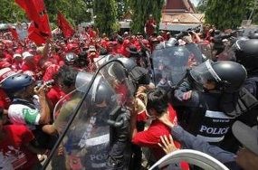 Diserbu Demonstran, Menteri Thailand Dievakuasi dengan Blackhawk