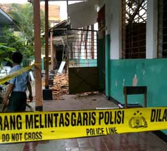 Atap Sekolah SMPN 273 Ambruk