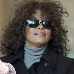 Whitney Houston Bantah Kecanduan Narkoba Lagi