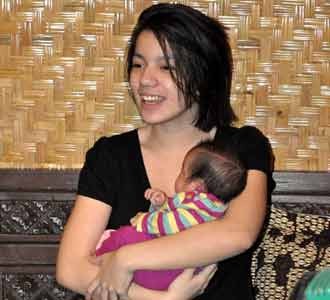 Sheila Marcia Gendong Anak