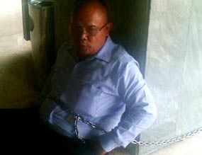 Diusir Pamdal, Arifin Akhirnya Lepaskan Diri Dari Rantai  