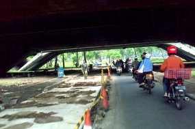 Brakk! Dua Honda Jazz Tabrakan Di Kolong Semanggi 