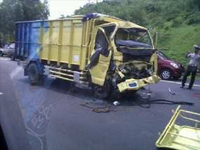Truk & Mobil Tangki Ciuman di KM 93 Cipularang Arah Bandung