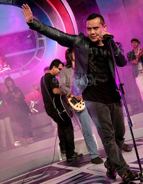 Ultah, Padi Spontan Konser di Atas Atap Lagi