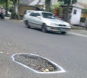 Jalan Berlubang di Trunojoyo Ditandai Cat