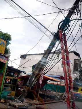 Tiang Listrik Roboh, Lebak Bulus menuju Ciputat Macet