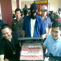 Polisi Bekuk Pengedar Uang Palsu 