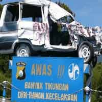 Tabrak Truk, 2 Orang Pengendara Motor Tewas 