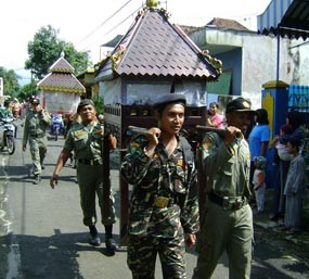 Pemuda Ansor Arak 100 Tumpeng 