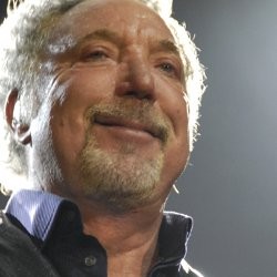 Konser Gagal, Sir Tom Jones Disomasi Hotman Paris 