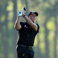 Mickelson Juara, Woods Keempat