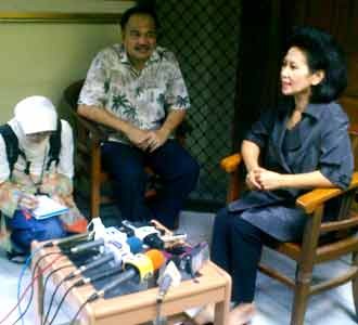 Istri Susno Duadji Jumpa Pers