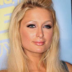 Putus Cinta, Paris Hilton Asyik Dugem 