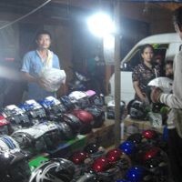 Sopir Angkot Banting Setir Jadi Pedagang Helm SNI