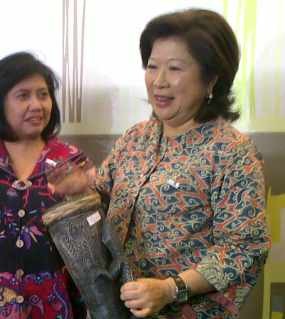 Kaki Mari Pangestu Lecet Pakai Sepatu Lokal