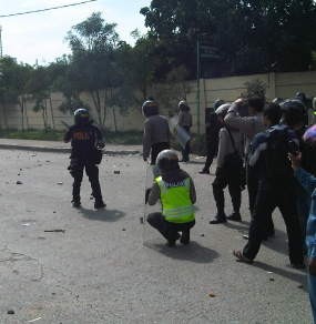 Warga Pukul Mundur Water Cannon Polisi