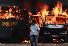 5 Mobil Aparat Dibakar, Puluhan Dirusak