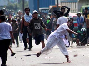 Jl Yos Sudarso Lumpuh Total, Ribuan Warga Berkumpul di Pinggir Jalan