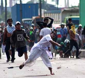 Perang Batu Terus Terjadi