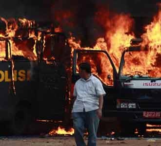 5 Mobil Aparat Dibakar Massa