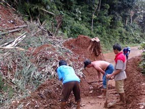 Tebing di Kawasan Wisata Air Terjun Dolo Kediri Longsor