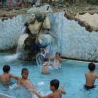 Masih Ada Kolam yang Dipakai Warga Berenang