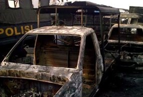 Kerahkan Derek, Polisi Mulai Evakuasi Bangkai Mobil