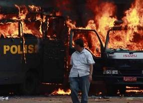 Massa Cari dan Hancurkan Mobil Satpol PP di Dalam RS Koja