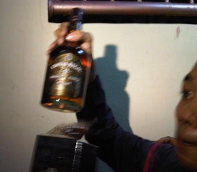 Massa Temukan 3 Botol Miras di Mobil Satpol PP