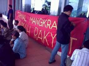  Mangkrak, Terminal Mangkang Semarang Disegel Massa