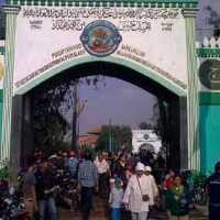 Massa Terus Padati Makam Mbah Priok