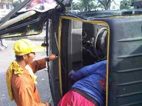 Jarah Bangkai Mobil, Tangan Imam Terluka