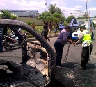 Polisi Evakuasi Bangkai Mobil