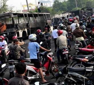 Menonton Bangkai Mobil