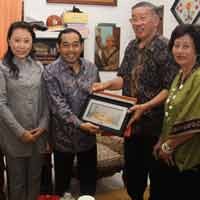 Pemerintah Kota Shenzhen Balas Kado Udeng dari Arif Afandi