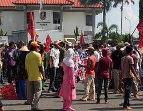  Merasa Dikhianati Dewan, Gembel Blokir Jalur Pantura