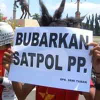 Didemo Warga Miskin, Satpol PP Tuban Pilih Sembunyi