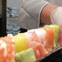Nikmatnya Makan Sushi Pelangi 