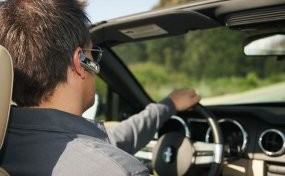 Nyetir Pakai Hands-free Sama Bahayanya dengan Mabuk 